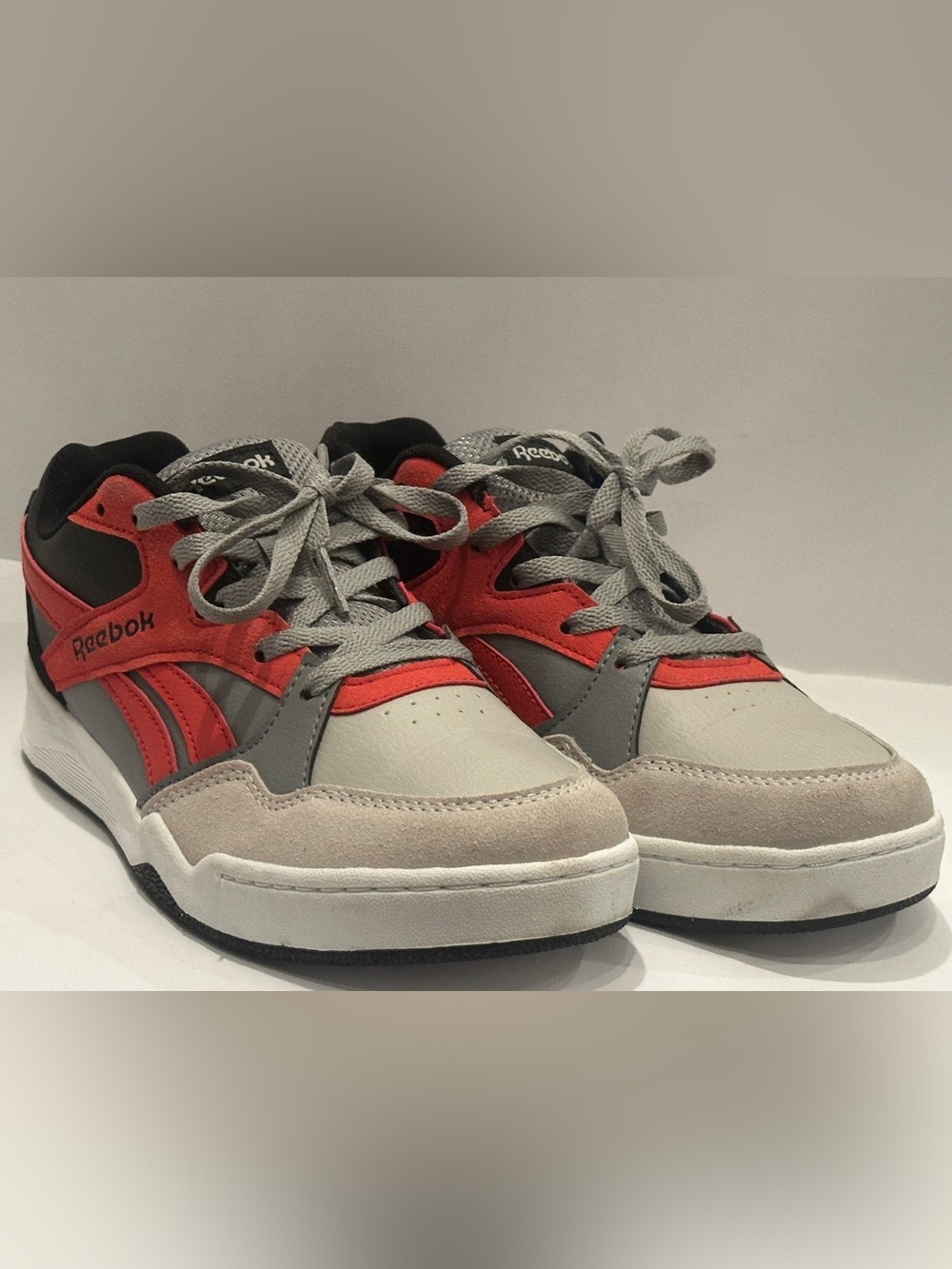 Reebok Youth Size 6 Gray Red Black Sneakers